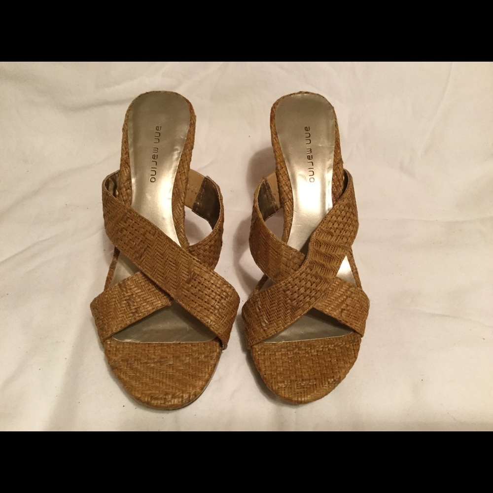Women’s strappy brow slip-on sandals